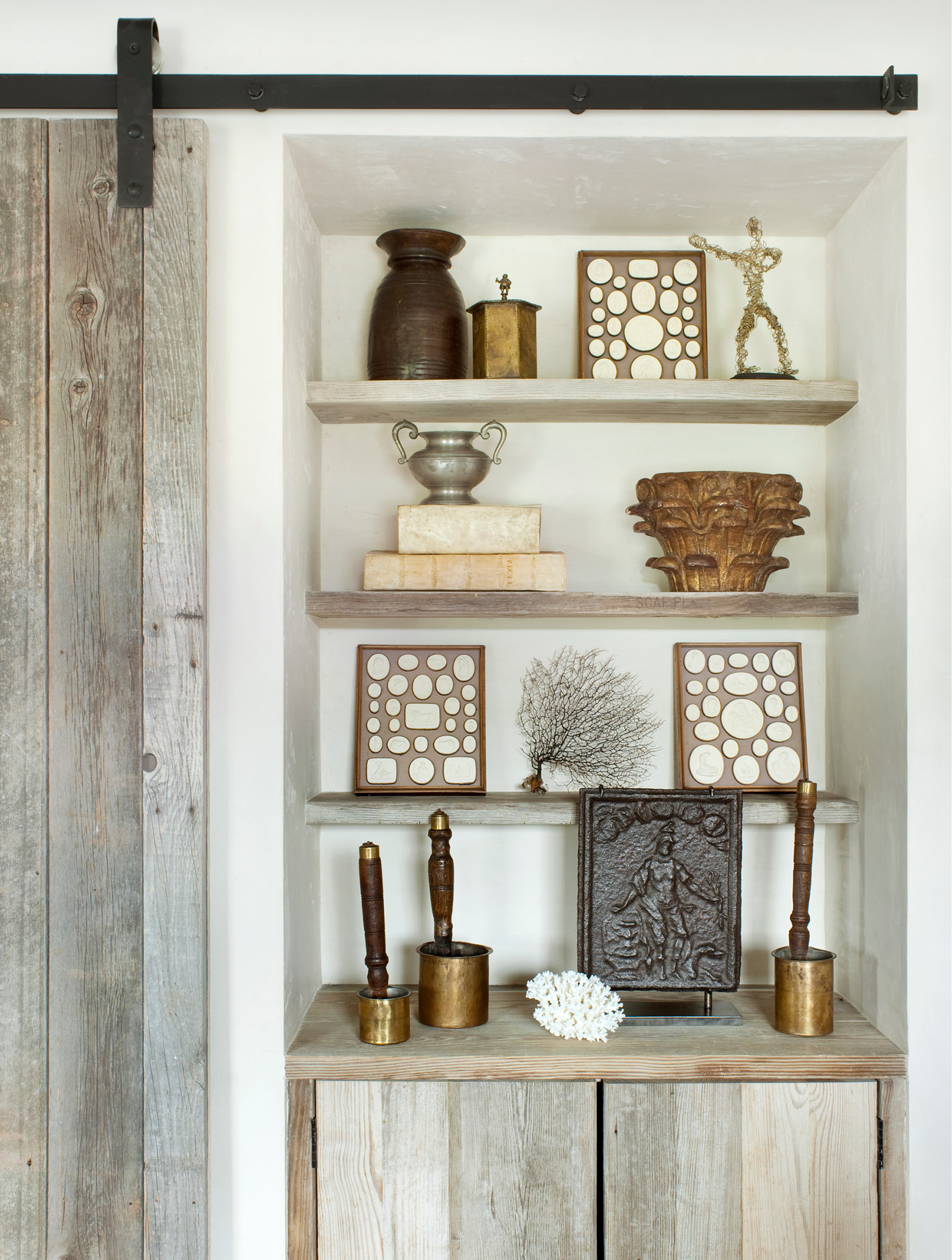 3 Creeks Cabins shelving & barn door